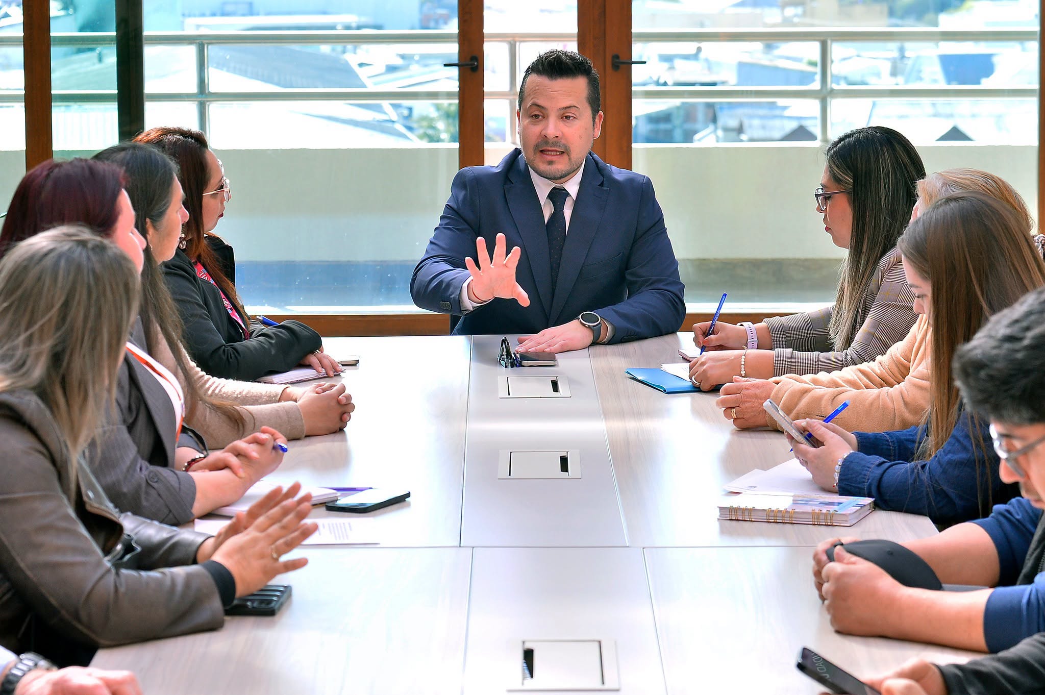 Alcalde Boris Chamorro se reúne con Comité de Adelanto Buen Retiro para abordar pavimentación, iluminación y nueva plaza