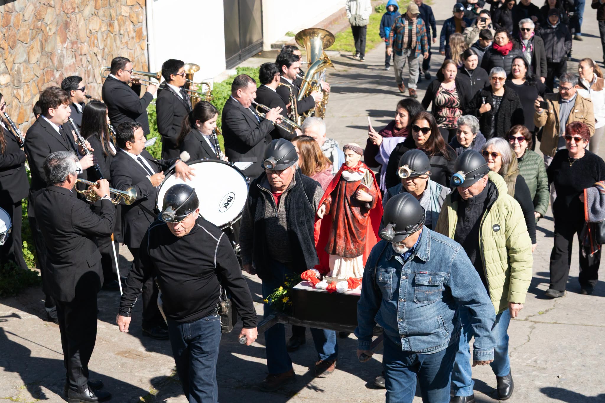 Coronel conmemora el Día del Minero con procesión, misa y tradiciones de la minería